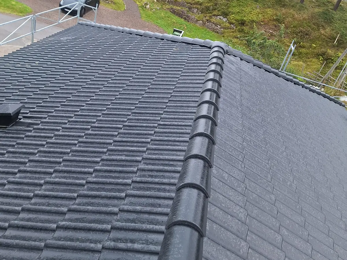 Nylagt tak med mørk betongtakstein, sett ovenfra på en enebolig